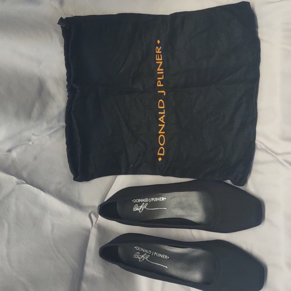 Donald J Pliner Seana Black Heels 6.5 Medium